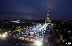 Основная сцена церемонии открытия была развёрнута у Эйфелевой башни