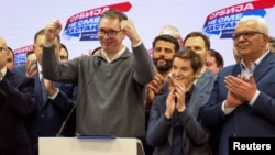 Predsjednik Skupštine Crne Gore Andrija Mandić (desno) na proglašenju izborne pobjede SNS-a Aleksandra Vučića, 17. decembar 2023.