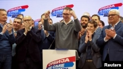 Predsednik Srbije Aleksandar Vučić u sedištu njegove Srpske napredne stranke posle izbora u decembru 2023, okružen funkcionerima te partije, kao i liderima srpskih stranaka iz regiona.