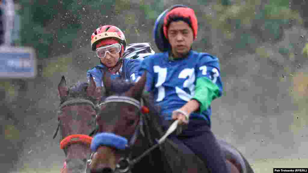 Egy zsoké sisakja leoldódik, miközben versenyez a bajgebajnokságon Almatiban október 10-én. A népszerű kazahsztáni lóverseny többféle versenytípusból áll, köztük hosszú- és középtávú, valamint terepversenyekből