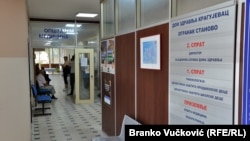 Dom zdravlja Kragujevac (na fotografiji), jedan je od onih koji se suočavaju sa većim brojem pacijenata koji dolaze sa simptomima COVID-a. U toj zdravstvenoj ustanovi se broj pacijenata sa simptomima COVID-a i onih kod kojih je potvrđen virus početkom nedelje udvostručio.