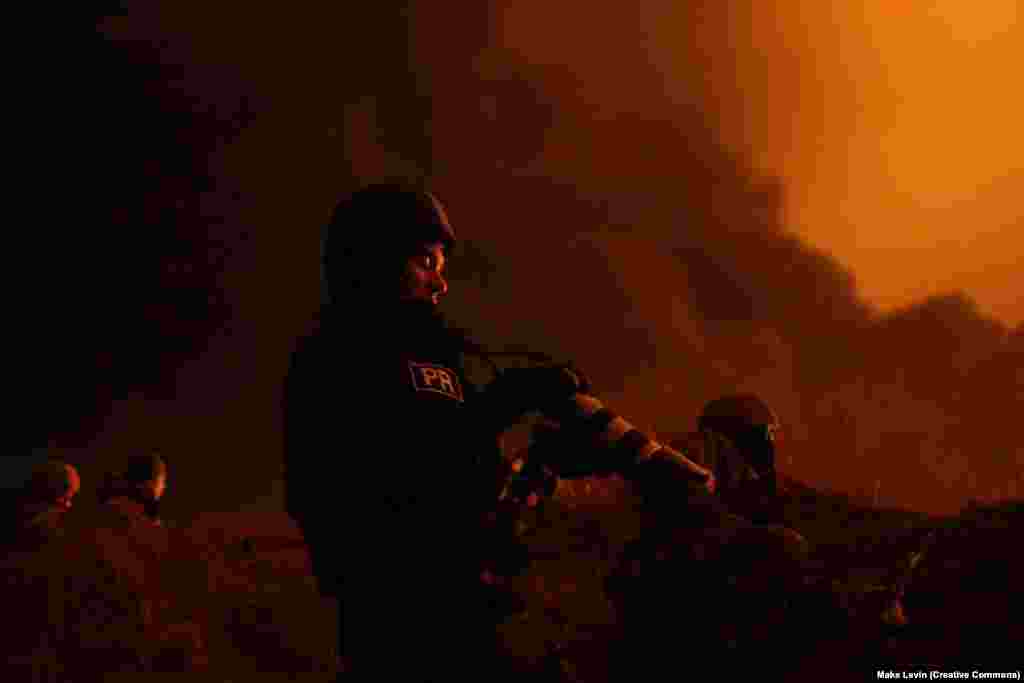 Журналист RFE/RL Марьян Кушнир снимает под Киевом в первую неделю полномасштабного вторжения России в Украину в 2022 году.В разгар войны России с Украиной Радио Свобода ведет репортажи с места событий. Сегодня РСЕ/РС — крупная международная медиа-организация, ведущая репортажи из стран, где "свободная пресса либо запрещена авторитарными правительствами, либо не полностью сформировалась".