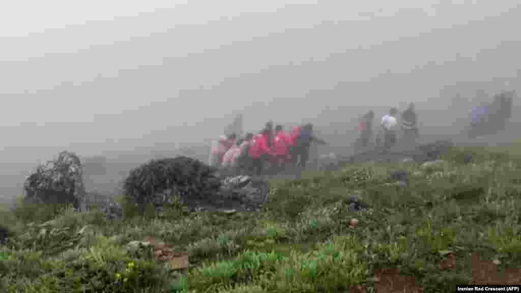 Ovaj video snimak koji je objavio iranski Crveni polumjesec 20. maja prikazuje spasioce koji izvlače tijela na mjestu gdje se helikopter s iranskim predsjednikom Ebrahimom Raisijem srušio u maglom prekrivenom planinskom području sjeverozapadnog Irana. Raisi (63) i njegovi saputnici, uključujući ministra vanjskih poslova Hosseina Amir-Abdollahiana, pronađeni su mrtvi na mjestu nesreće.