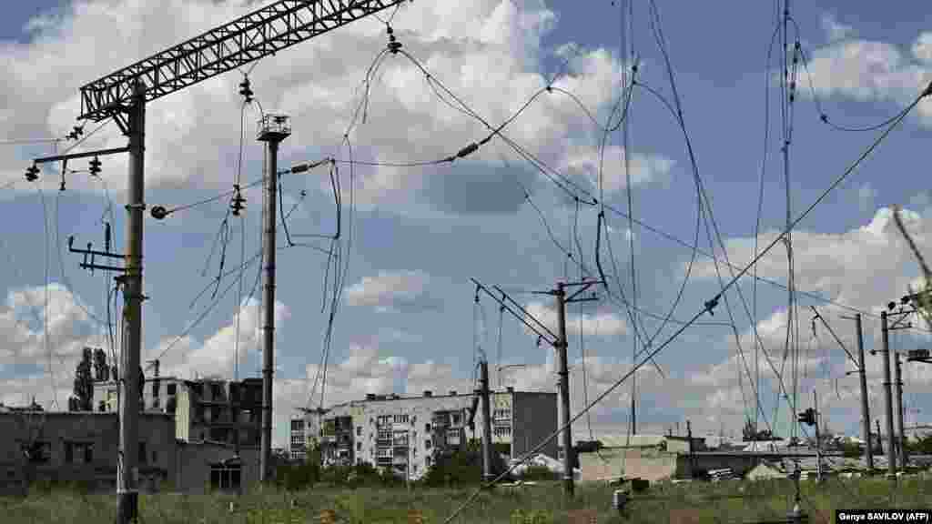 Teško oštećene stambene zgrade vide se u pozadini uništenog željezničkog čvorišta u Limanu. Nekada dom za preko 20.000 ljudi, grad je izdržao višemjesečnu okupaciju i brutalnu bitku za njegovo oslobađanje u oktobru, što je ostavilo grad porušen.&nbsp; &nbsp;