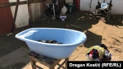 Lavor i kofa za veš ispred kuće Saleta Beriše, meštanina novobeogradskog naselja "Antena"