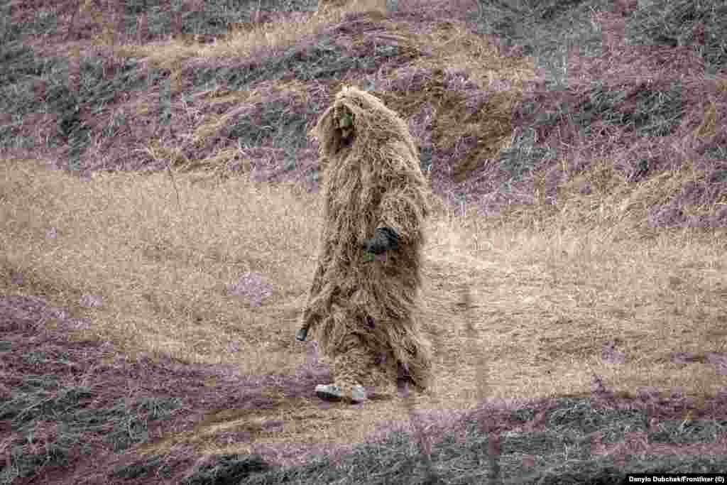 Obuka, koja bi u miru trajala više od godinu dana, sada traje samo 21 dan zbog hitne potrebe za snajperistima na ukrajinskim linijama.