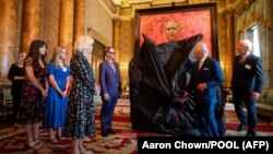 Британският крал Чарлз III разкрива своя официален портрет, направен от художника Джонатан Йео. Чарлз е произведен в полковник от уелската гвардия през 1975 г. и на портрета е с униформата си. Бъкингамският дворец, Лондон, 14 май 2024 г.