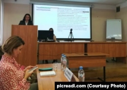 Burlinova (în stânga față) a moderat o masă rotundă pe 10 aprilie la Universitatea de Stat din Moscova.