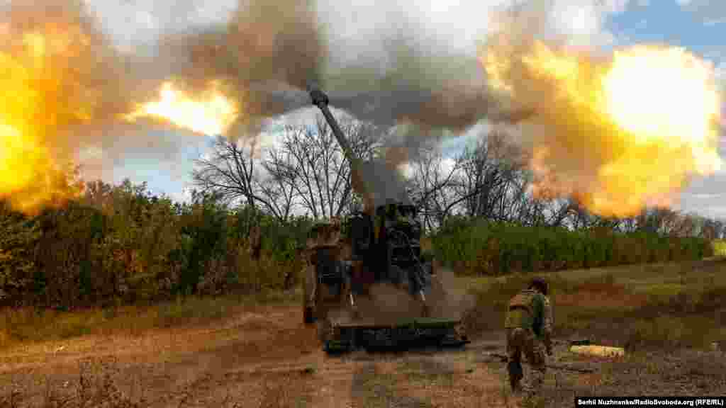 Egy 2SZ22&nbsp;Bohdana orosz állásokat lő szeptember 13-án. Ezt az Ukrajnában kifejlesztett önjáró howitzer&nbsp;ágyút csak ritkán fényképezik akció közben