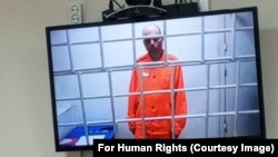 Vladimir Kara-Murza na video ekranu prikazan iz svoje ćelije u Omsku tokom saslušanja u junu 2024.