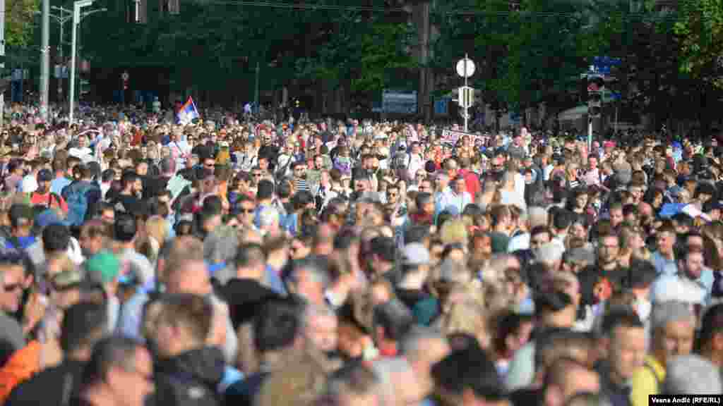 Vlasti za sada ignorišu većinu zahteva. Poslanica SNS Sandra Božić ocenila je na Tviteru 3. juna da se na &quot;Protestu protiv nasilja&quot;, kako je napisala &quot;promoviše nasilje&quot; uz fotografiju na kojoj se vidi &quot;obešena&quot; lutka sa likom Vučića.