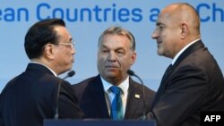 Li Ko-csiang korábbi kínai miniszterelnök, Orbán Viktor és Bojko Boriszov korábbi bolgár miniszterelnök 2017. november 27-én Budapesten