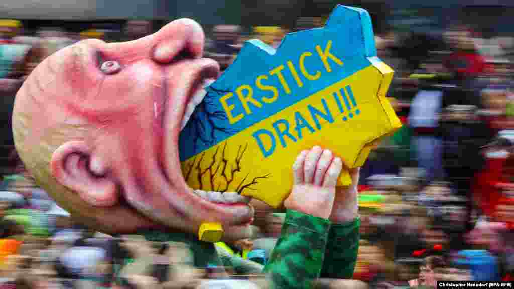 Karnevalski plovak koji prikazuje ruskog predsjednika Vladimira Putina kako otvara usta i pokušava progutati Ukrajinu&nbsp; tokom godišnje karnevalske parade Ružinog ponedjeljka (Rosenmontag) u Dizeldorfu u Njemačkoj.