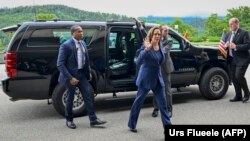Vicepreședinta americană Kamala Harris (centru) în timp ce sosește la stațiunea Burgenstock pentru summitul privind pacea în Ucraina, în apropiere de Lucerna, la 15 iunie 2024. 