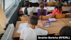 Učenici tokom dodatne nastave u mjestu Gadime, Lipljan.