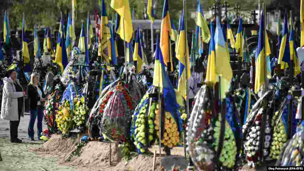 A kijevi Liszove temető Hősök sugárútja nevű területe 2023 áprilisában