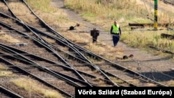 A képen egy régi, kézi működtetésű váltót is elrejtettünk