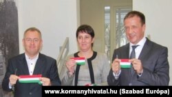 Veres Margit a balmazújvárosi kormányablak ünnepélyes átadásakor Rácz Róbert megyei kormánymegbízott és Tiba István társaságában