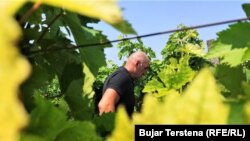 Fatmir Pajaziti derisa shikon dëmet e shkaktuara nga shiu.