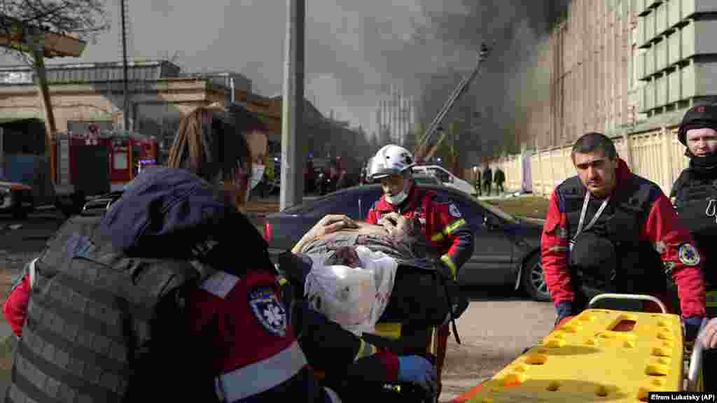 A szerdai orosz rakétatámadás egyik sebesültje. A harkivi katonai közigazgatás vezetője, Oleh Szinyehubov azt írta Telegramon, hogy a romok alatt rekedhettek emberek