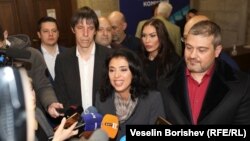 Ваня Григорова след регистрацията на коалицията ѝ „Солидарна България“ за участие в парламентарните избори. С нея са представители на трите формации, които ще бъдат част от коалицията. 23 април 2024 г.