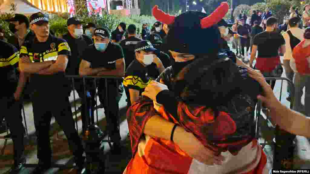 Ljudi se grle pored osiguranja u blizini zgrade Parlamenta. Vladajuća partija Gruzijski san najavila je svoje planove da ponovo uvede zakon nakon što je prethodna verzija odbačena 2023. godine. Ova nova verzija izostavlja frazu &quot;strani agent&quot;. &nbsp;