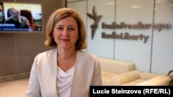 Věra Jourová október 13-án interjút adott a Szabad Európának abból az alkalomból, hogy látogatást tett a SZER prágai központjában