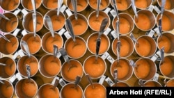 Ushqim i përgatitur në Kuzhinën Qendrore, që servohet për fëmijët e kopshtit Lulevera. Prishtinë, prill 2024. 