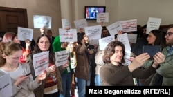 ჟურნალისტების აქცია პარლამენტში