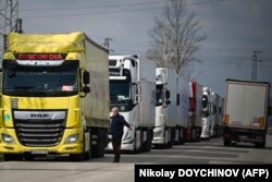 Sipas rregullave, shoferët duhet të pushojnë pas nëntë orësh vozitjeje në ditë.