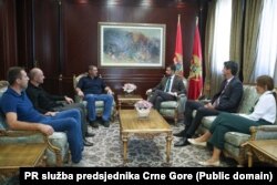 Predsjednik Jakov Milatović sa predstavnicima porodica stradalih u bombardovanju Murina 1999. godine