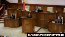 Ministra Justiției Veronica Mihailov-Moraru la prezentarea proiectului în plenul Parlamentului.