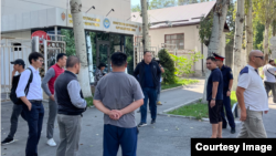 Сторонники Адахана Мадумарова у здания МВД КР, Бишкек. 2 сентября 2023 г.