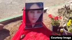 Pe 17 septembrie 2022, mii de oameni au participat la înmormântarea lui Mahsa Amini, tânăra iraniană de 22 de ani care a murit în mod misterios în timp ce se afla în custodia poliției.