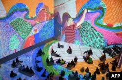 Посетители наблюдават изложбата "По-голямо и по-близо" ("Bigger and Closer") в галерия Lightroom в Лондон на 22 февруари 2023 г.