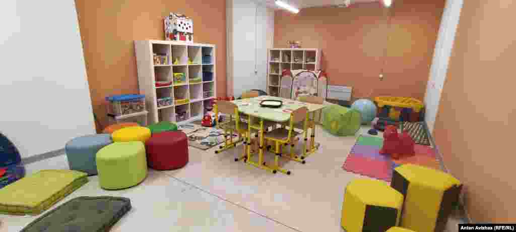 Prostorija za rekreaciju koja se može koristiti i za učenje Očekuje se da će do 900 učenika - u dvije smjene - koristiti ovaj objekat.