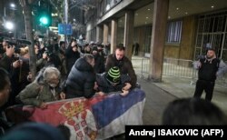 U jednom trenutku došlo je do incidenta kada je manja grupa pokušala da probije ogradu ispred sedišta RIK-a, 18. decembar 2023.