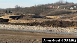 U dopisu EBRD-u mještani su naveli da je većina alternativnih pravaca presječena, te da im je ostala samo regionalna cesta. Makljenovac, 2. februara 2024.