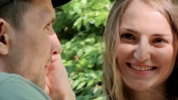 Ushtari i plagosur ukrainas gjen dashuri shëruese në Bruksel