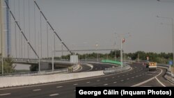 Podul peste Dunăre de la Brăila a fost inaugurat în iulie 2023 și, la scurt timp după inaugurare, a avut primele probleme, de la asfaltul care „fuge” la infiltrații și tasări. 