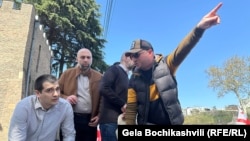 ფოტო არქივიდან: "ალტ-ინფოს" ლიდერები "ქართული ოცნების" ოფისთან გამართულ საპროტესტო აქციაზე. თბილისი, 13 აპრილი, 2024.