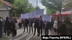 Дел од демонстрантите во Звечан на 2 јуни излегоа на протест со транспаренти на кои пишуваше: „Нема да не исфрлите од нашите домови“ и „Сакаме мир, а не солзавец и шок бомби“