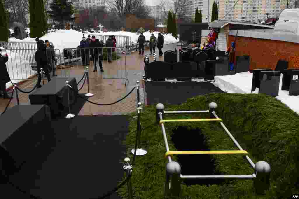 Mormântul încă deschis al activistului, în cimitirul Borisovo.&nbsp;