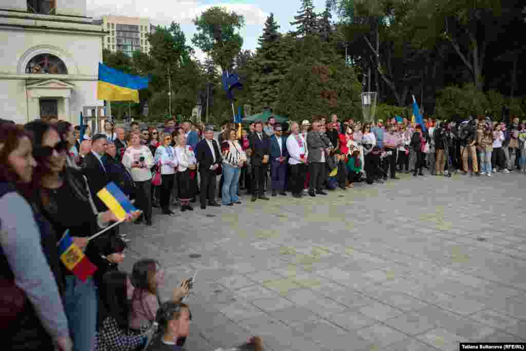 Evenimentul a adunat în Scuarul Catedralei &bdquo;Nașterea Domnului&rdquo; zeci de etnici ucraineni din toate colțurile Republicii Moldova și refugiați din țara vecină.