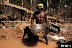 Kopač zlata, zvani garimpeiro u Brazilu u prašumama Amazonije, avgust 2017.