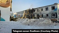 Serviciul de presă al zonei economice Alabuga a transmis că două clădiri de dormitoare au fost lovite de drone și două persoane au fost rănite. 