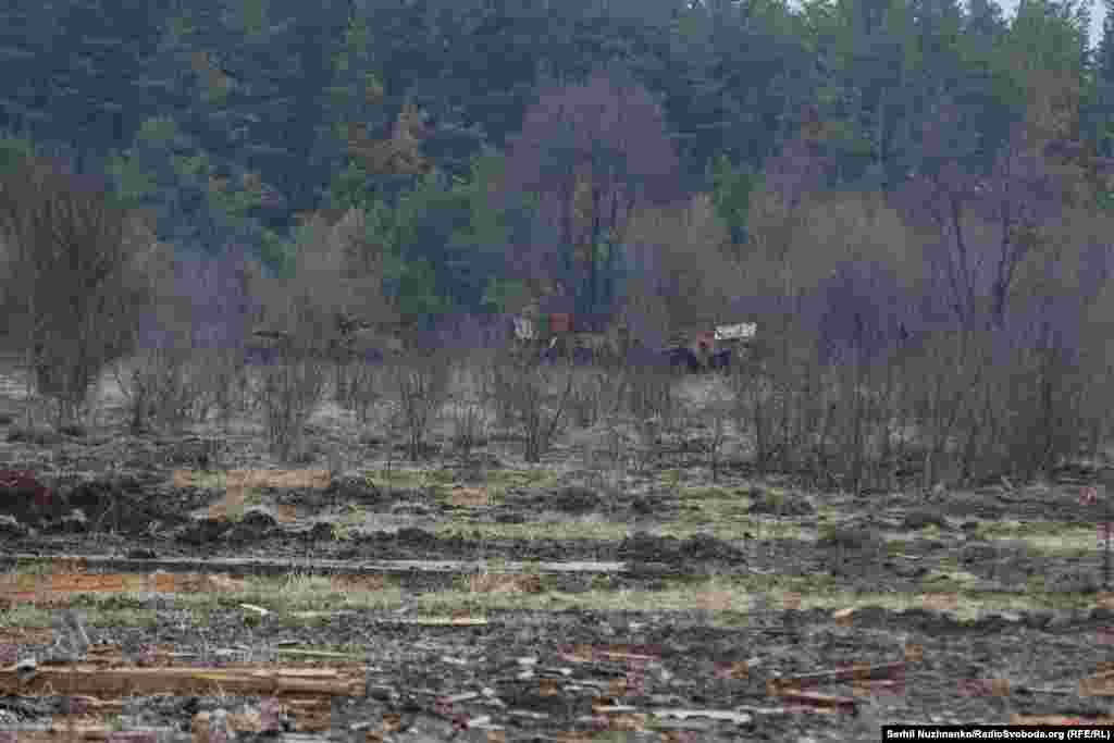 Fotografija 1: Uništena vojna vozila u okolini Teterivske. Fotografija 2: Uništena vozila su uklonjena, dok je na požarom spaljenom zemljištu ponovo izraslo rastinje.