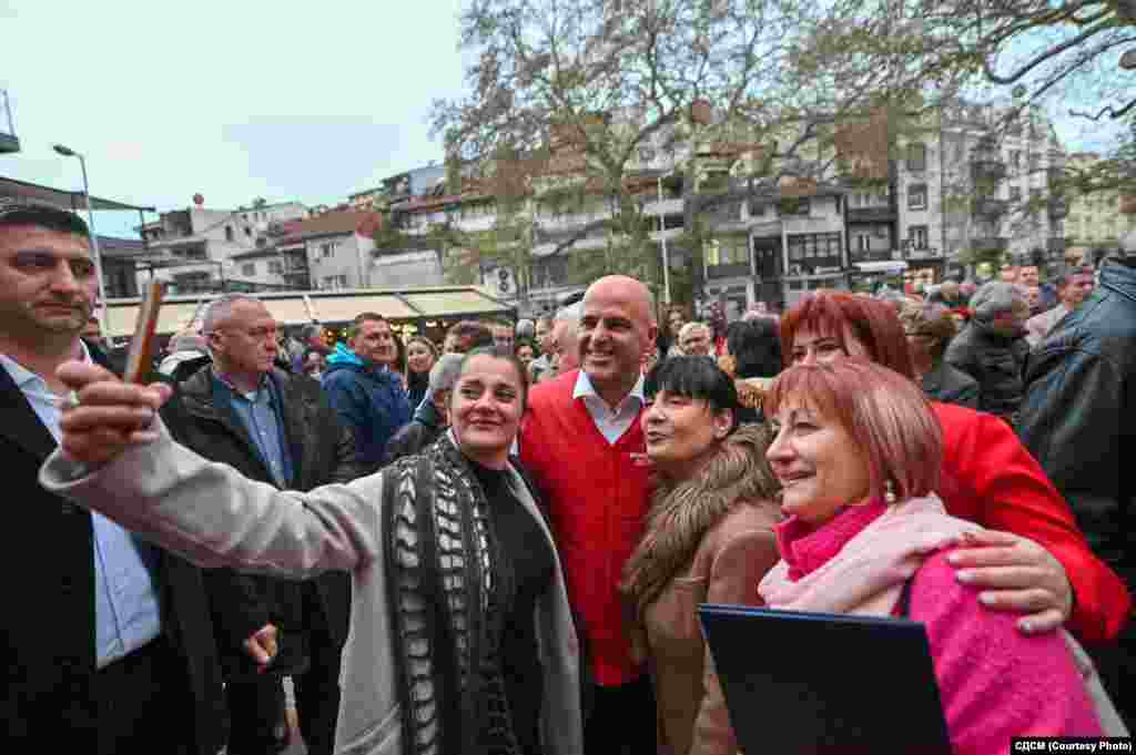 Селфи со лидерот во Велес