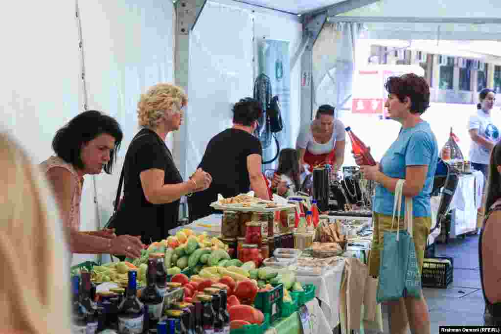 Një grua duke blerë produkte në panair.&nbsp;