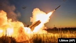 Бійці батальйону ЗСУ «Вовки Да Вінчі» ведуть вогонь по позиціях армії РФ із трофейної російської термобаричною ракетної установки ТОС-1А «Солнцепьок». Поблизу Кремінної на Луганщині